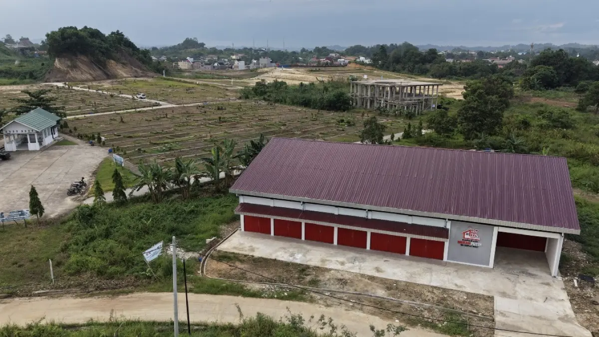 LOKASI DISOROT: Bangunan Koperasi Desa/Kelurahan Merah Putih (KDMP) yang didirikan di Jalan Abdul Wahab Syahranie, Kelurahan Sempaja Barat, Kecamatan Samarinda Utara. Berdiri hanya berjarak sekitar lima meter dari Taman Makam Abadi Sempaja, lokasi koperasi ini dinilai warga kurang ideal meski keberadaannya tetap diharapkan membawa manfaat ekonomi. (RAMA SITOHANG / KALTIM POST)