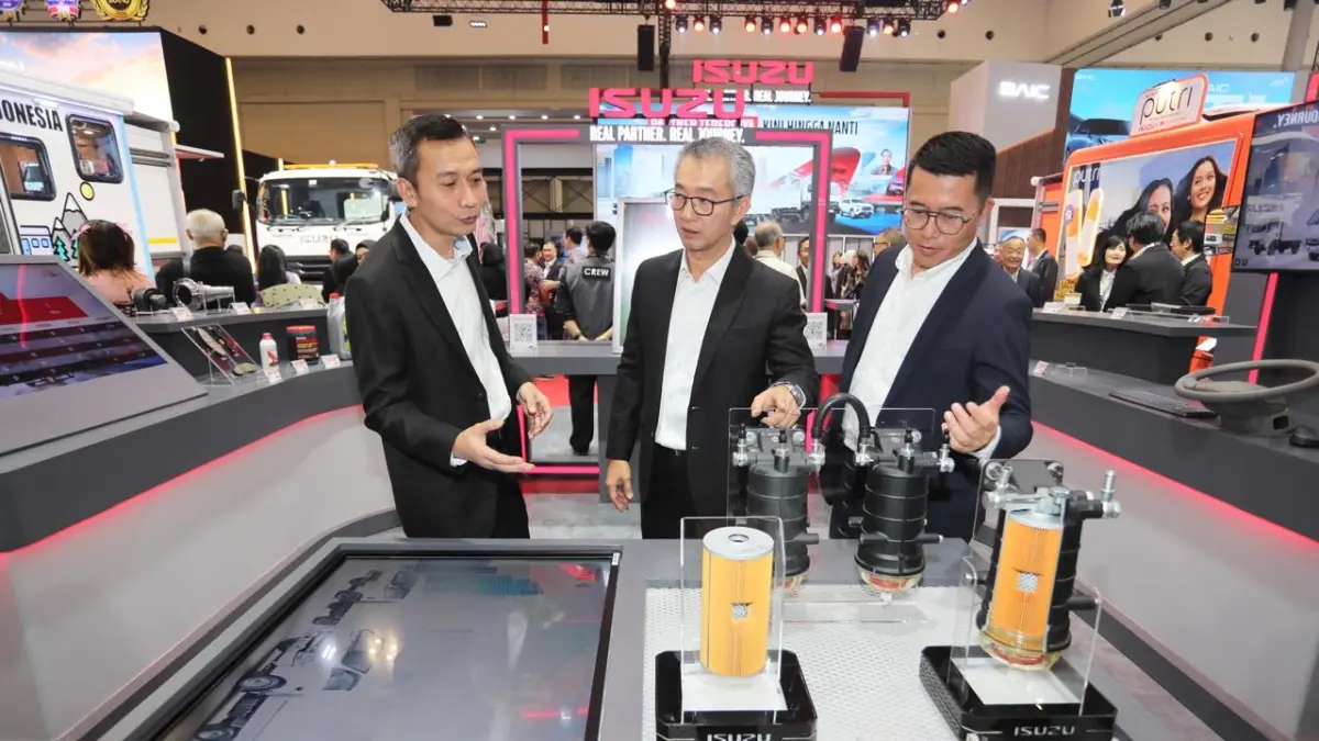 ISUZU ASTRA TERUS TINGKATKAN AFTERSALES : Vice President Director &nbsp;PT Isuzu Astra Motor Indonesia (IAMI) Anton Rusli (tengah), LCV Business & Business Solution Director Anjar Rosjadi (kiri) dan Business Strategy Division Head , Rian Erlangga (kanan) mengamati display sparepart di Booth IAMI pada gelaran GIIAS 2026, Rabu (29/7) di ICE BSD Tangerang Selatan.