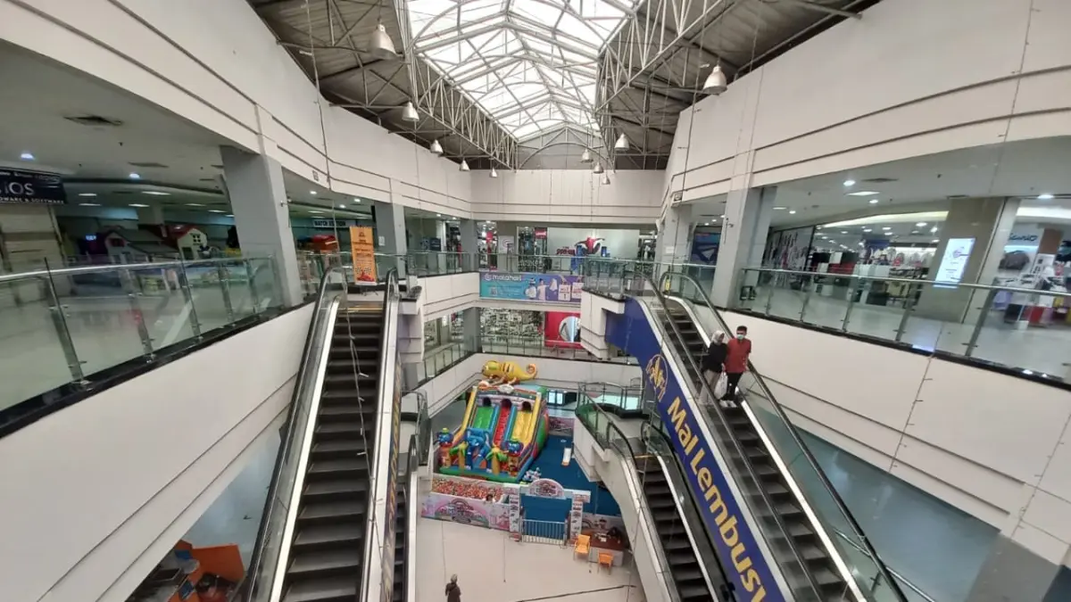 TRANSISI PENGELOLAAN: Suasana di kawasan Mal Lembuswana, Samarinda. Setelah hampir 30 tahun dikelola pihak swasta dengan skema build operate transfer, mal legendaris ini akan resmi diserahkan kembali ke Pemprov Kaltim pada 7 Agustus mendatang dan dikelola oleh BUMD PT KTMBS. (EKO PRALISTIO / KALTIM POST)