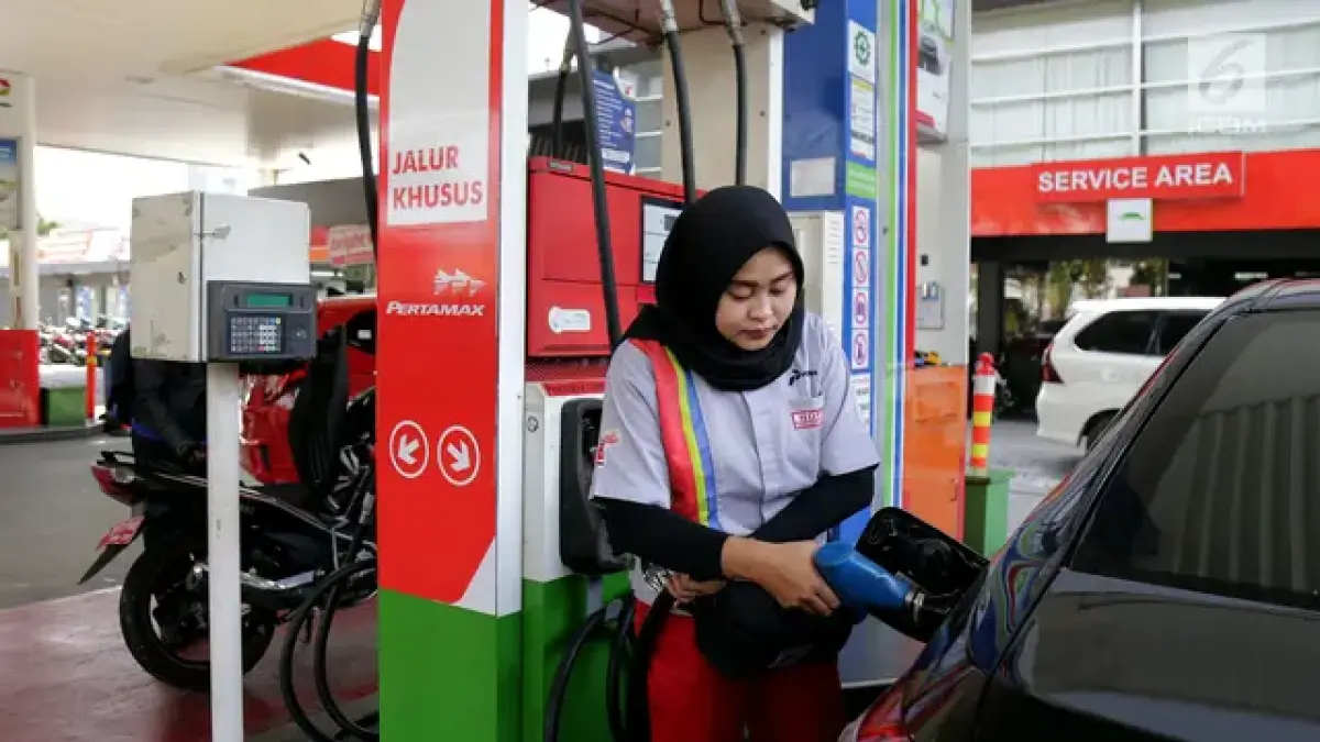 BBM: Karyawan sebuah SPBU tampak mengisi bahan bakar minyak.(lp6)