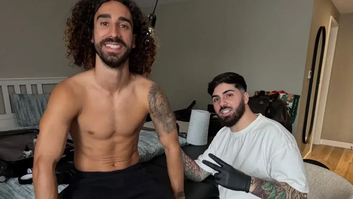 Cucurella saat akan ditato.
