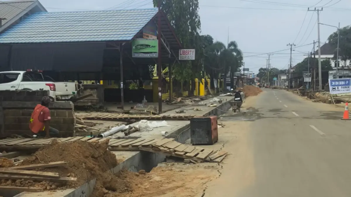 DIKEBUT:&nbsp;Pembangunan saluran drainase di Jalan Pattimura terus dilakukan oleh kontraktor pemenang tender. FOTO: ADIEL KUNDHARA/KP