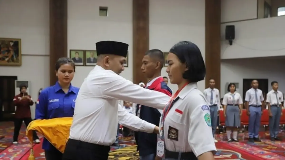DIMULAI: Kepala Kesbangpol Kubar Suwito memasang jaket kepada peserta menandai dimulainya Diklat Capaska 2026.