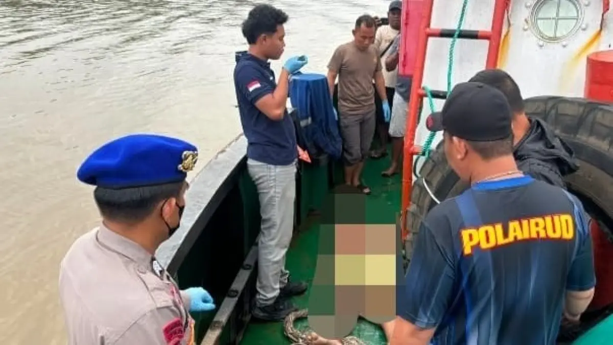 EVAKUASI: Personel Polres Kutai Barat mengevakuasi ABK yang meninggal dunia di atas Kapal TB Putra Rupat I di perairan Sungai Mahakam, Kampung Muyub, Kecamatan Tering. 
