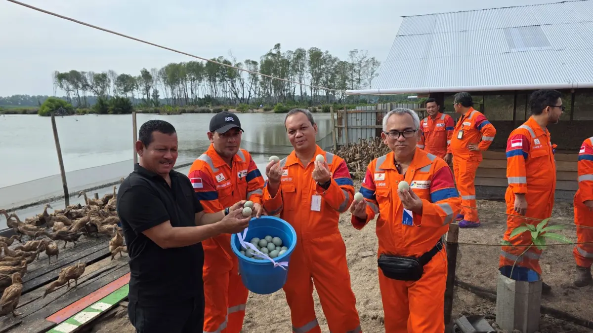&nbsp;

INOVATIF: General Manager PHM Setyo Sapto Edi (tiga kiri) mengunjungi lokasi peternakan dan melakukan dialog bersama warga Desa Pantuan dalam rangkaian kegiatan Management Walk Through (MWT). 