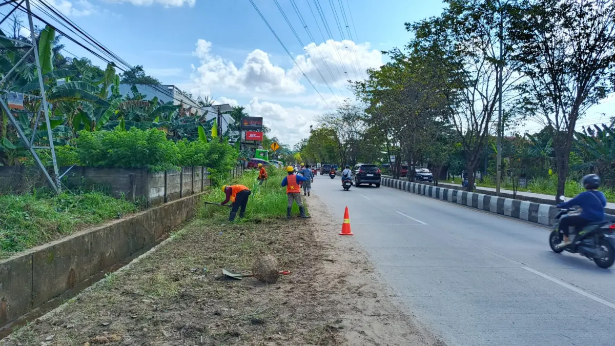Petugas dari PPK 1.5 BBPJN Kaltim saat melakukan pemotongan rumput dan pembersihan vegetasi liar di bahu jalan nasional kawasan Dalam Kota Samarinda, Rabu (29/7/2026). (IST)