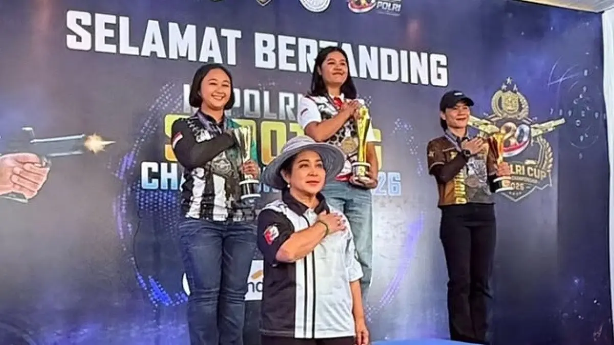 PRESTASI: Personel Polwan Brimob Polda Kaltim meraih juara 1 kejuaraan menembak Kapolri Cup.
