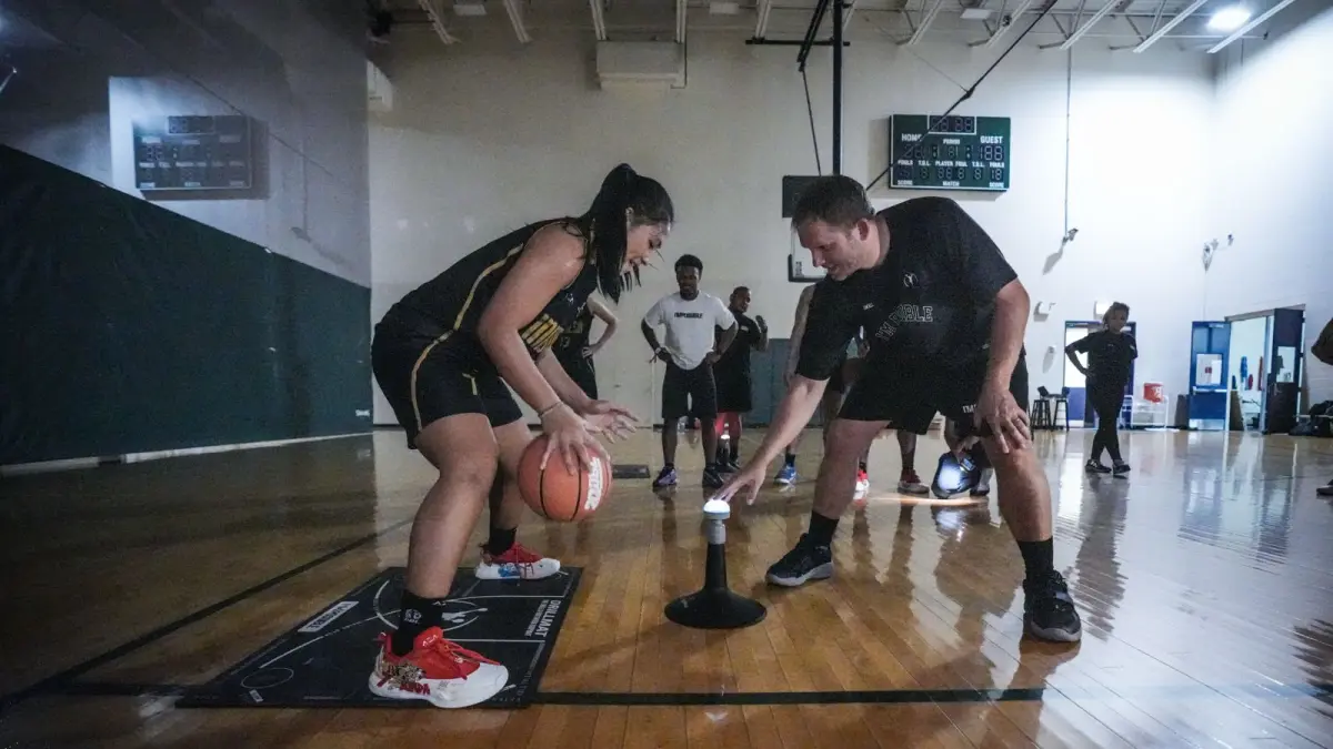 Skuad Kopi Good Day DBL Indonesia All-Star 2026 tetap berlatih bersama Micah Lancaster di Chicago Hope Academy meski listrik padam akibat badai yang melanda Chicago, Amerika Serikat. (DBL INDONESIA)