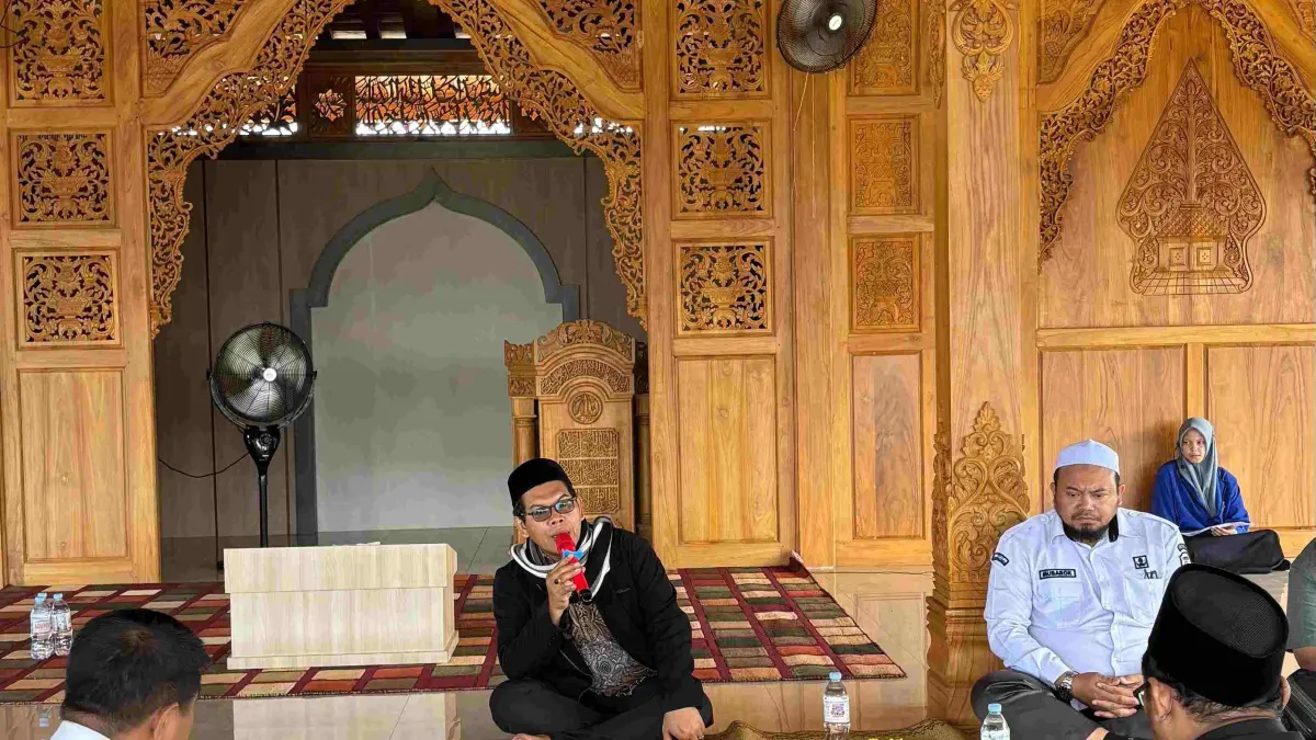 SOSIALISASI: Kepala Seksi Pakis Kemenag PPU, H. Rofiqul Ikhwan (pegang mik) didampingi Ketua MUI PPU, KH Abu Hasan Mubarok (kanan).(IST)