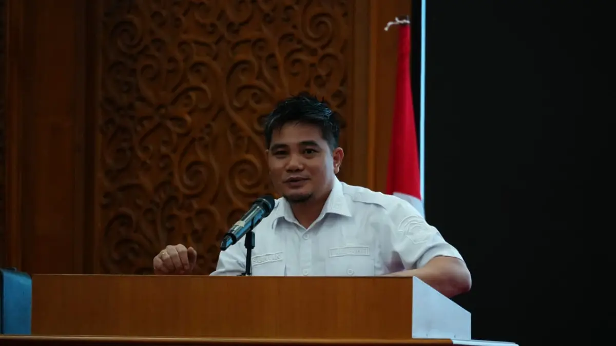 SOSIALISASI: Wakil Bupati Suhuk membacakan sambutan Bupati Mahulu Angela Idang Belawan pada pembukaan Sosialisasi Amdal Pariwisata Mahulu di Kantor Bupati, Rabu (29/7). (JODY KRISTIANTO/KP)