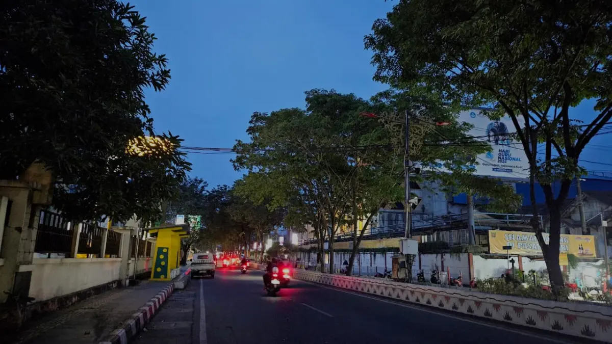 TANPA LAMPU: LPJU di Jalan Pahlawan Samarinda tidak berfungsi sehingga ruas jalan gelap pada malam hari.&nbsp;