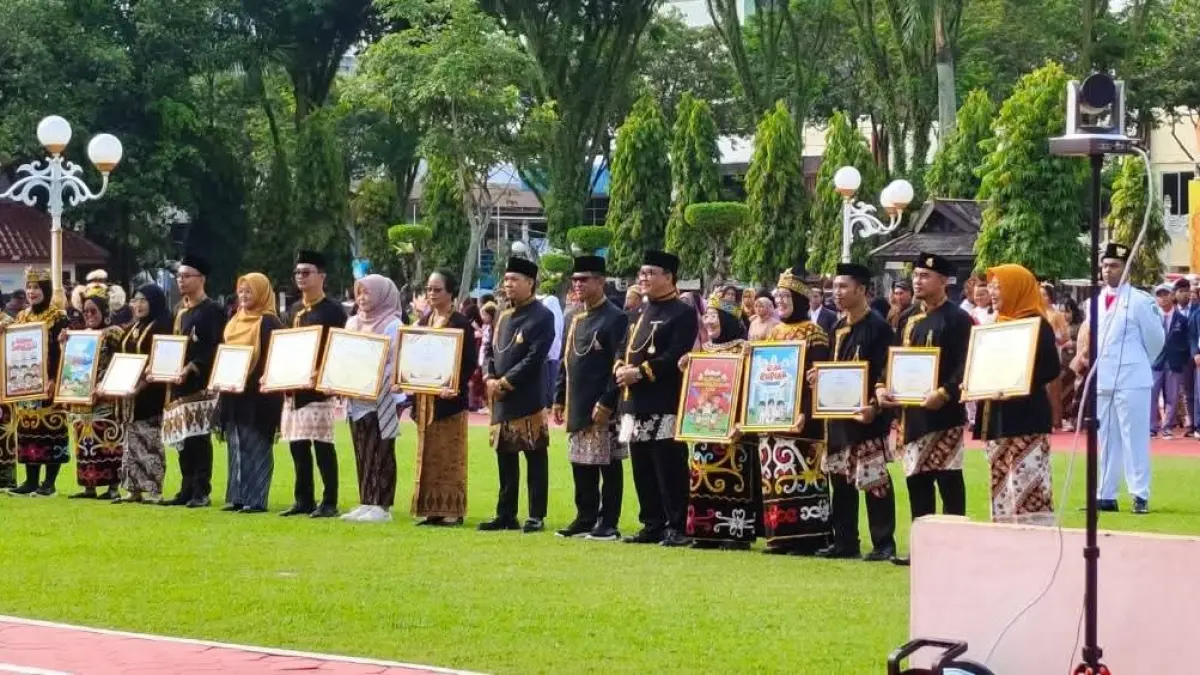 TERIMA PENGHARGAAN: Inovasi Cegah Kekerasan Terhadap Anak yang digagas Kepala SD 024 Balikpapan Tengah, Mita Elyana mendapat penghargaan dari Wali Kota Balikpapan sebagai Terbaik Ke-2 Sekolah Idaman Tahun 2025.