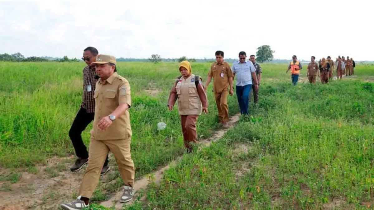 TINJAU: Wakil Wali Kota Bontang Agus Haris bersama beberapa perwakilan perusahaan melihat lokasi rencana pembangunan sekolah rakyat di Bontang Lestari. ADIEL KUNDHARA/KP