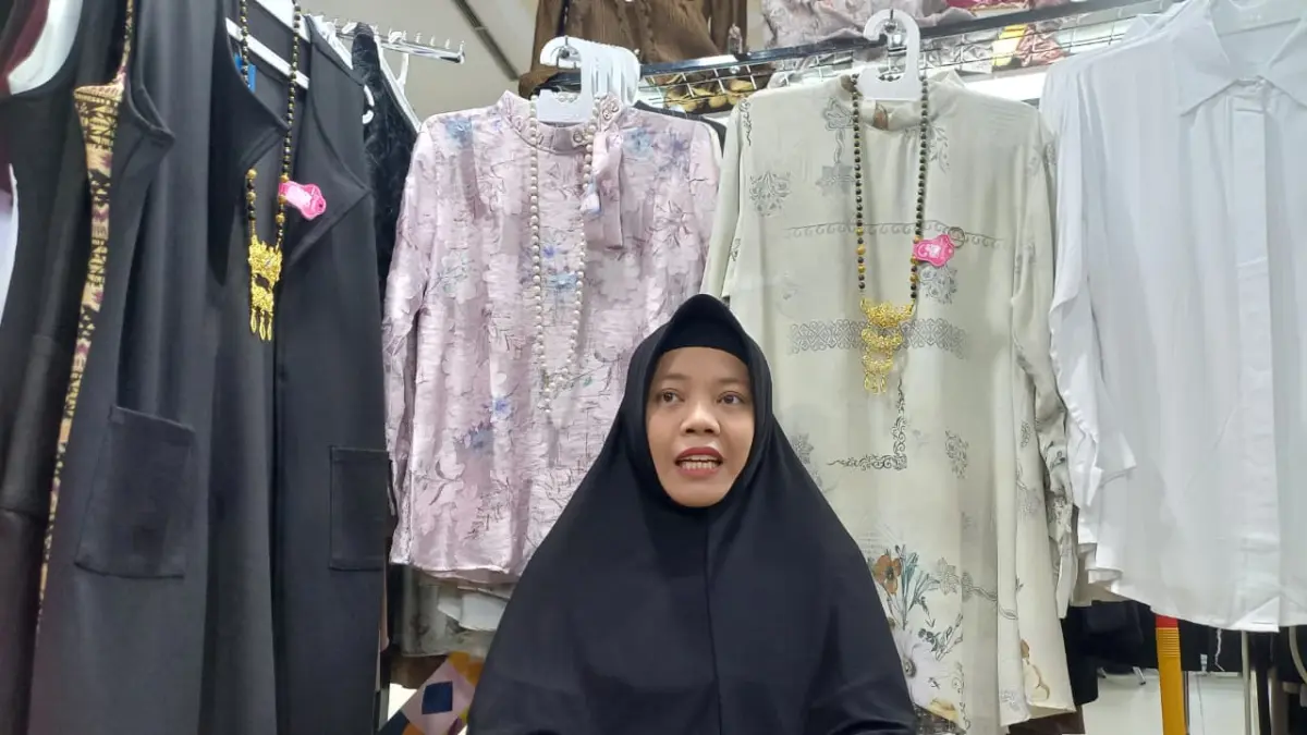 BERTAHAN DI TENGAH SEPI: Hartati (36), pemilik Butik Simanis Madu yang telah mengelola usahanya selama hampir satu dekade di lantai satu Mal Lembuswana, Samarinda, Rabu (29/7/2026). Ia dan para pedagang mengeluhkan penurunan omzet akibat beredarnya isu penutupan mal serta berharap adanya kebijakan sewa yang lebih merintahkan dari pengelola baru. (EKO PRALISTIO / KALTIM POST)