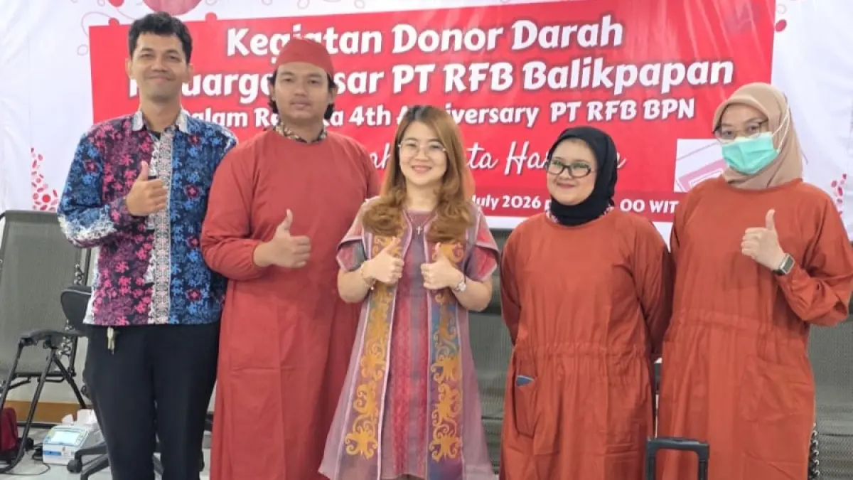 BERSAMA: Pimpinan PT Rifan Financindo Berjangka Balikpapan, Lydia Chandra (tengah) bersama jajaran dan perwakilan PMI Balikpapan usai kegiatan donor darah.