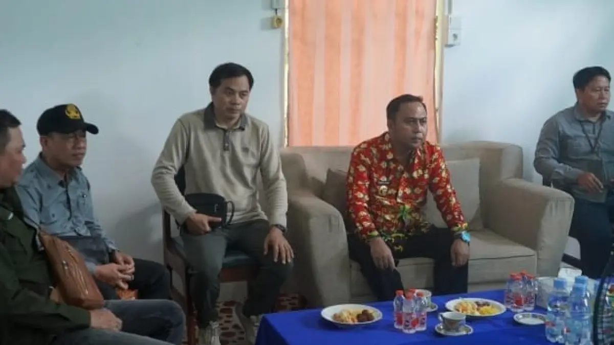Bupati Kubar Frederick Edwin (batik merah) ikuti Rapat Kerja Dengar Pendapat dengan Komisi II DPR RI melalui Zoom meeting.&nbsp;