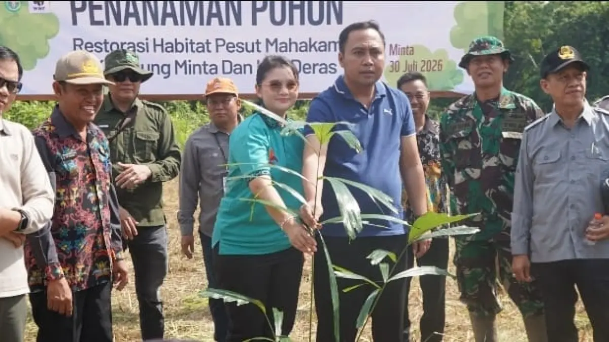 Bupati Kubar, Frederick Edwin saat menanam pohon Aren di Penyinggahan.&nbsp;