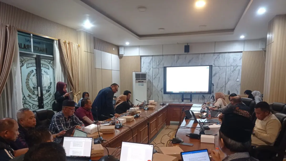 DIBAHAS: Raperda RTRW Bontang masih dilakukan pembahasan antara Pansus RTR DPRD Bontang dengan OPD terkait pasal demi pasal. FOTO: ADIEL KUNDHARA/KP