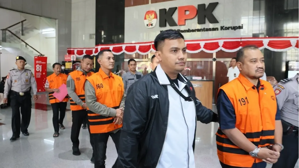 Empat tersangka OTT Pemalang mengenakan jaket oranye. Selain Bupati Pemalang Anom Widiyantoro juga menyeret staf KPK Setya Budi Dias Oktavianto. (news.okezone.com)