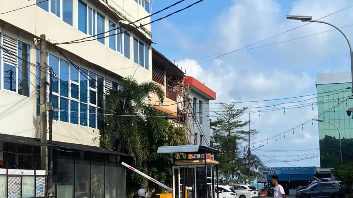 HARUS BAYAR PARKIR: Portal pemungutan jasa parkir yang dipasang untuk akes keluar-masuk ke Kantor Kecamatan Balikpapan Kota dan Pantai Mas Permai. (AINUR/KP)