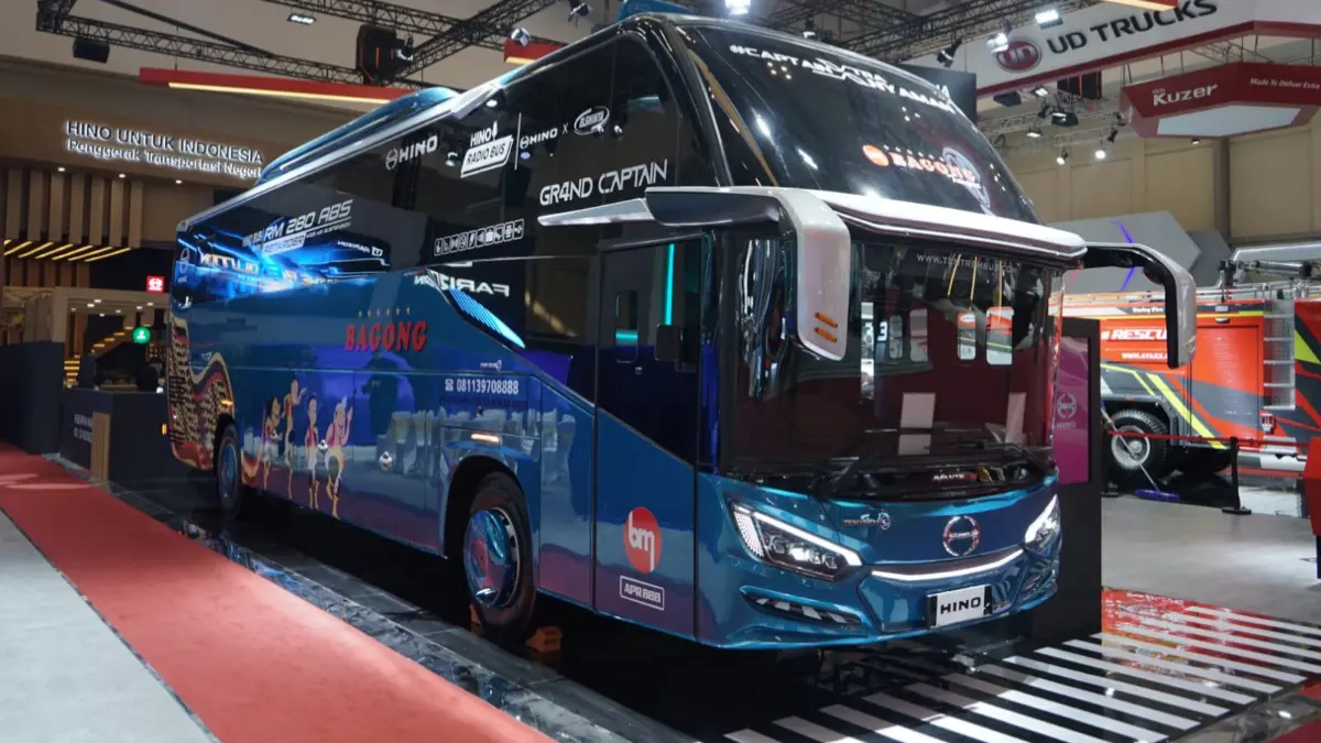 Hino Bus RM 280 ABS Retarder menjadi bintang utama peluncuran PT Hino Motors Sales Indonesia (HMSI) di ajang GIIAS 2026 yang berlangsung di Hall 1 Booth 1E. (Foto: Istimewa)