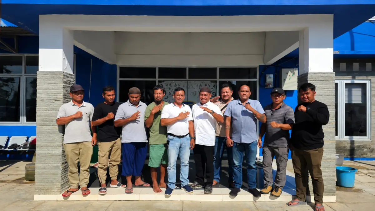 Ketua ASRI Mahakam Ulu Yohanes Mabang (lima dari kiri), Sekretaris Oktavianus Tomi Hibau (tiga dari kanan), Bendahara Mustamin (lima dari kanan), bersama anggota ASRI berfoto usai audiensi dengan Dinas Perhubungan Mahakam Ulu, Selasa (28/7).