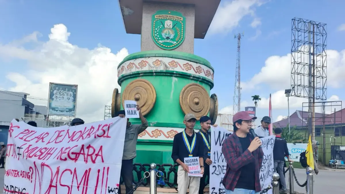 Koalisi Jurnalis dan Masyarakat Sipil Kutai Timur menggelar aksi di Simpang Patung Singa, Sangatta, Kamis (30/7), menolak stigma terhadap jurnalis dan masyarakat sipil. (Jufriadi/KP)