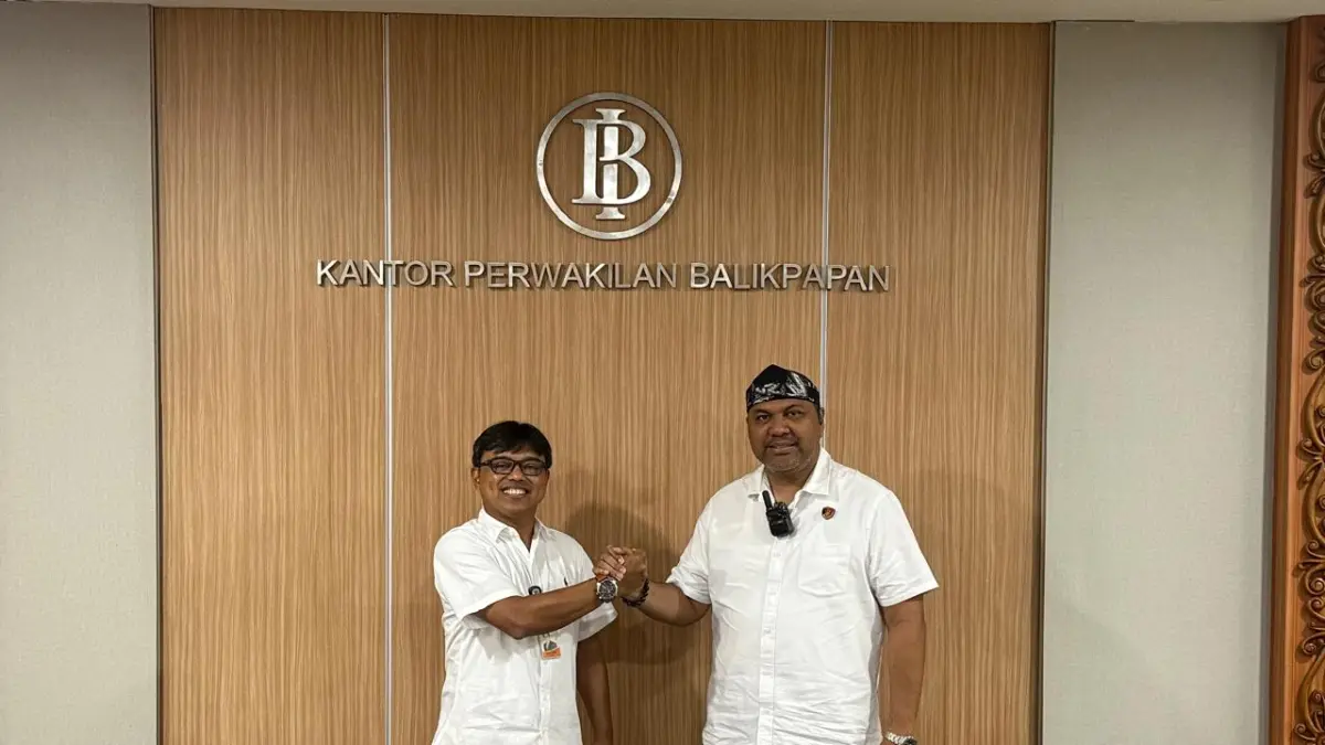 KOLABORASI: Direktur Reserse Narkoba Polda Kaltim (kanan) bersama perwakilan BI Balikpapan, kolaborasi cegah penyalagunaan narkoba.