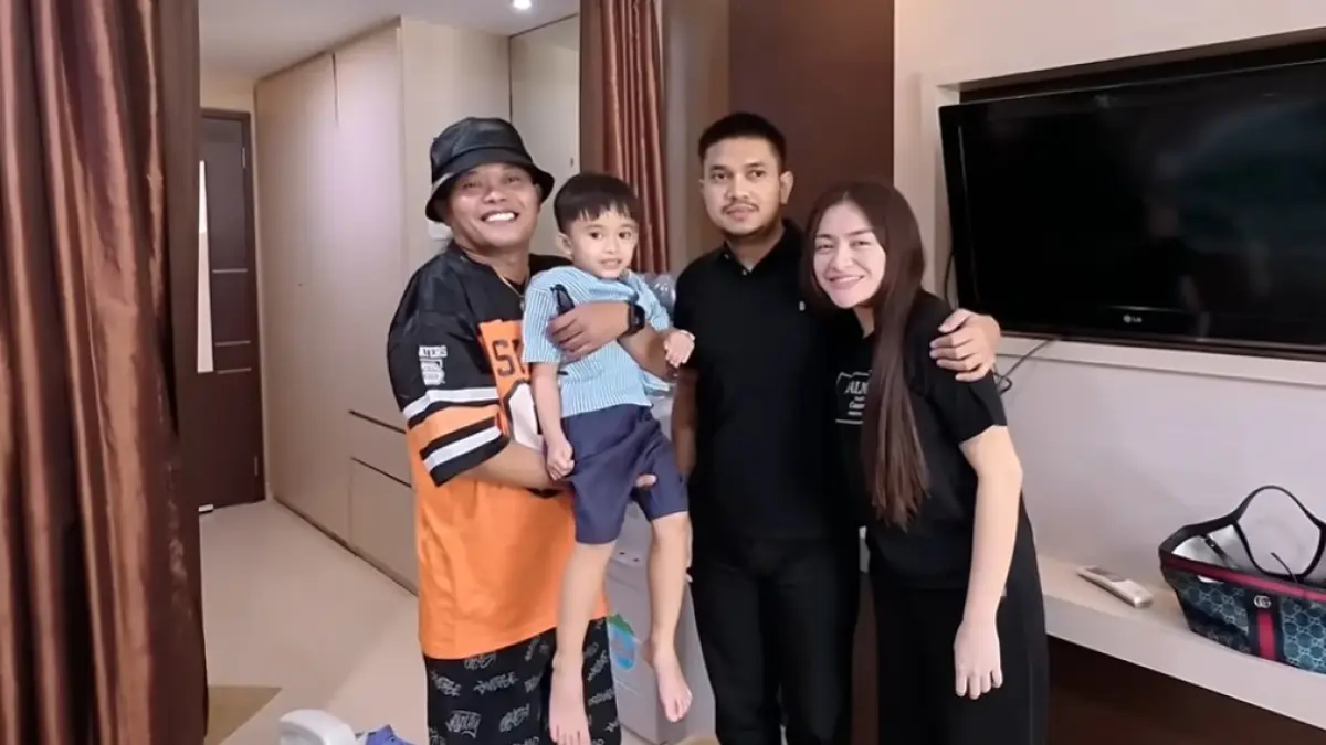Komedian Ferdinan Sule (topi) bertemu Arifat, suami baru sang mantan istri Nathalie Holscher saat jenguh Adzam di rumah sakit. (tangkapan layar youtube nathalieholscher)