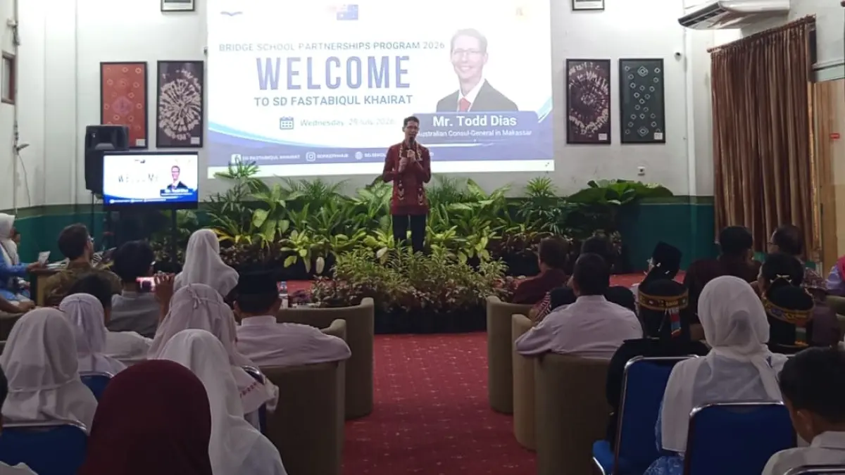 Konsul Jenderal Australia di Makassar, Todd Dias, mengunjungi SD Islam Fastabiqul Khairat Samarinda untuk melihat implementasi kemitraan pendidikan internasional bersama Vasse Primary School, Rabu (29/7/2026). (IST)