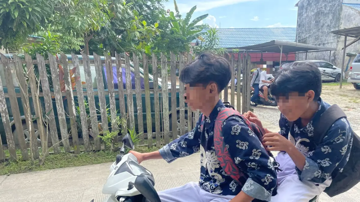 &nbsp;

MENGAPA DIBIARKAN?: Sejumlah siswa mengendarai sepeda motor keluar dari area parkir yang berjarak beberapa meter dari gerbang SMP Negeri 9 di kawasan Gunung Empat, Kamis (29/7). Di sekolah ini puluhan siswa setiap hari ke sekolah mengendarai roda dua.