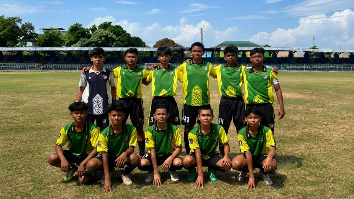 Para pemain GMK Kukar siap tampil habis-habisan saat menghadapi Loa Janan Ulu pada semifinal Piala Soeratin U-15 Regional Kutai Kartanegara di Stadion Rondong Demang, Tenggarong, Kamis (30/7/2026) sore.