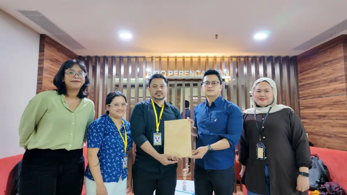 REKOMENDASI: Perwakilan Koalisi WE FOR JET menyerahkan rekomendasi untuk substansi RUEN diterima perwakilan Biro Perencanaan KESDM, di Kantor Sekretariat Jenderal KESDM, Jakarta Pusat, Selasa (29/7).