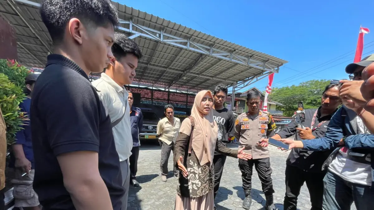 Rohani, istri korban penganiayaan maut di Pasar Sepinggan, meluapkan kemarahannya saat memberikan keterangan usai rekonstruksi yang digelar Polsek Balikpapan Selatan, Kamis (30/7). (TAUFIK/KALTIM POST)
