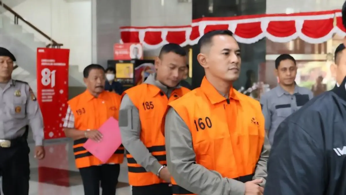 Tersangka OTT Pemalang, Iptu Setya Budi Dias Oktavianto (tengah oranye) dan ayahnya Lilik Budi Suprianto (belakang). (detik.com)