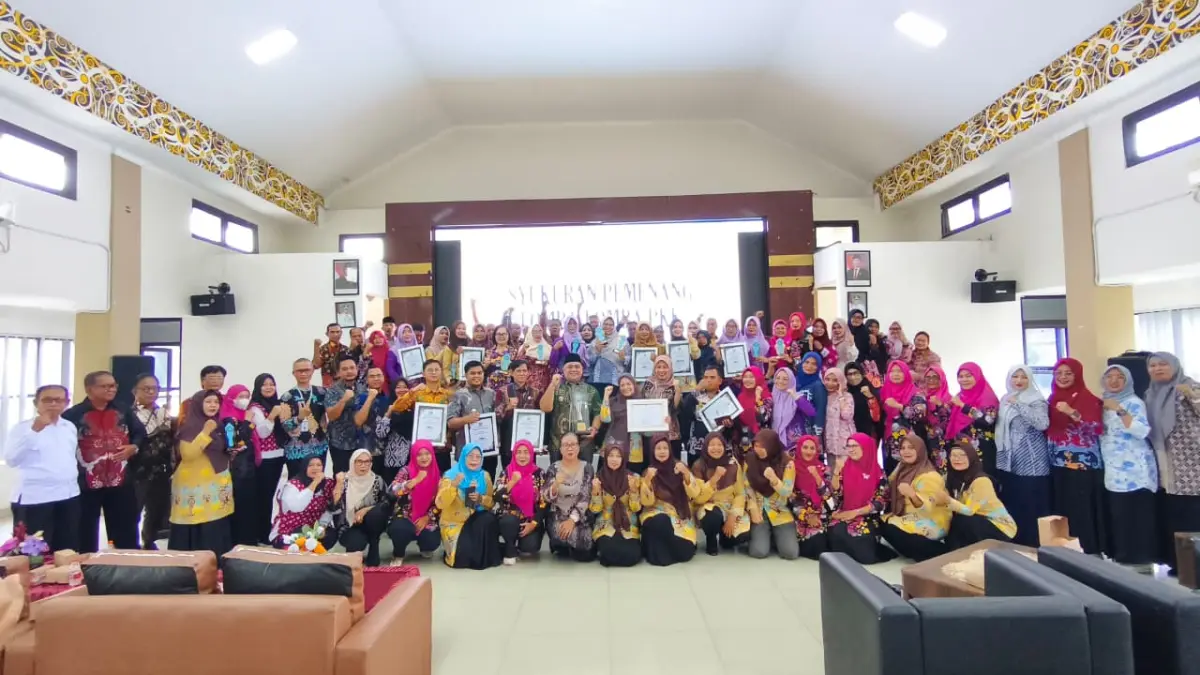 TP PKK Kecamatan Balikpapan Selatan kembali meraih juara umum lomba-lomba PKK tingkat Kota Balikpapan. Kerja bersama antara camat, lurah, kader PKK, ketua RT, LPM dan seluruh warga turut menjaga kekompakkan. (LUPUS/KP)

&nbsp;
