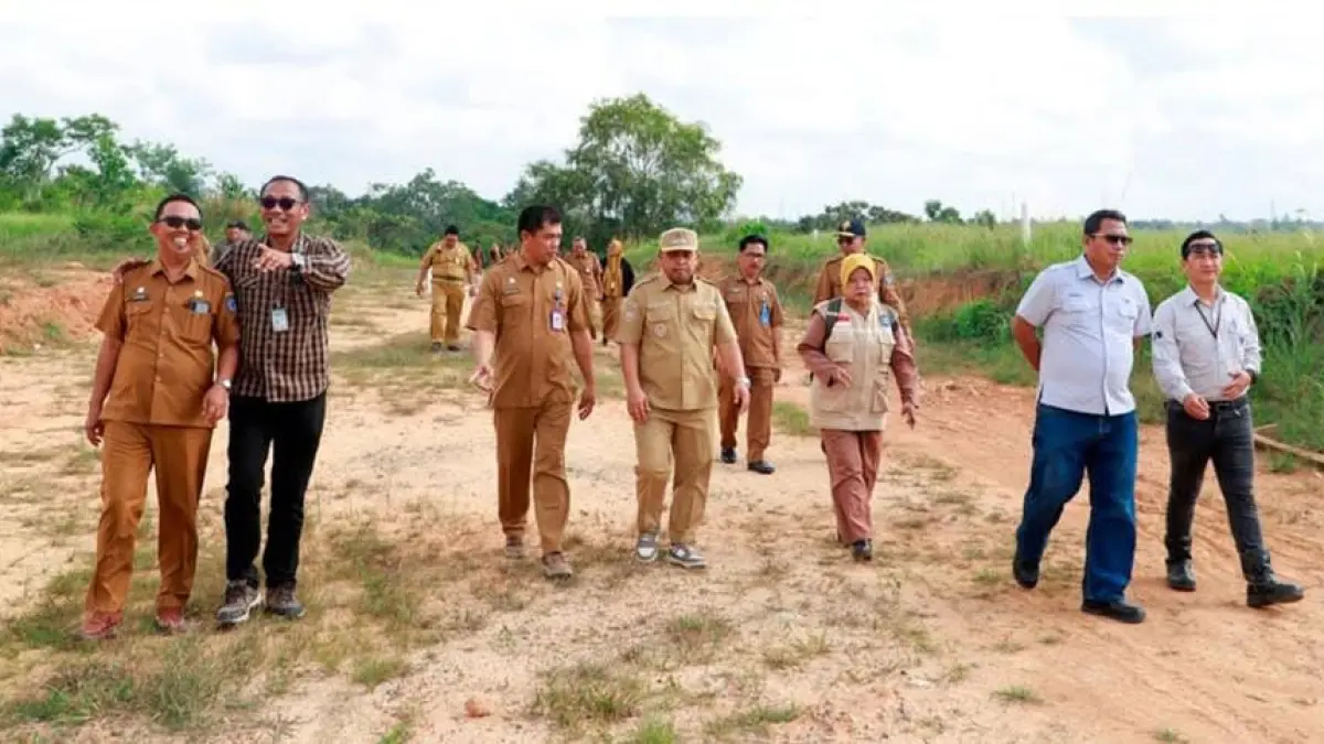 TURUN LAPANGAN: Wakil Wali Kota Bontang Agus Haris bersama perwakilan perusahaan meninjau lokasi di Bontang Lestari yang dipersiapkan untuk pembangunan sekolah rakyat. FOTO:ADIEL KUNDHARA/KP