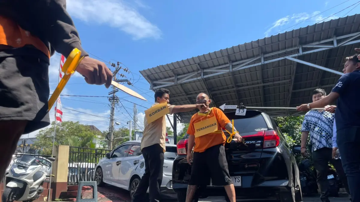 Unit Reskrim Polsek Balikpapan Selatan memperagakan rekonstruksi kasus penganiayaan yang menewaskan Arifudin di Pasar Sepinggan, Kamis (30/7). Sebanyak 18 adegan diperagakan untuk melengkapi berkas penyidikan sebelum dilimpahkan ke jaksa. (TAUFIK/KP)
