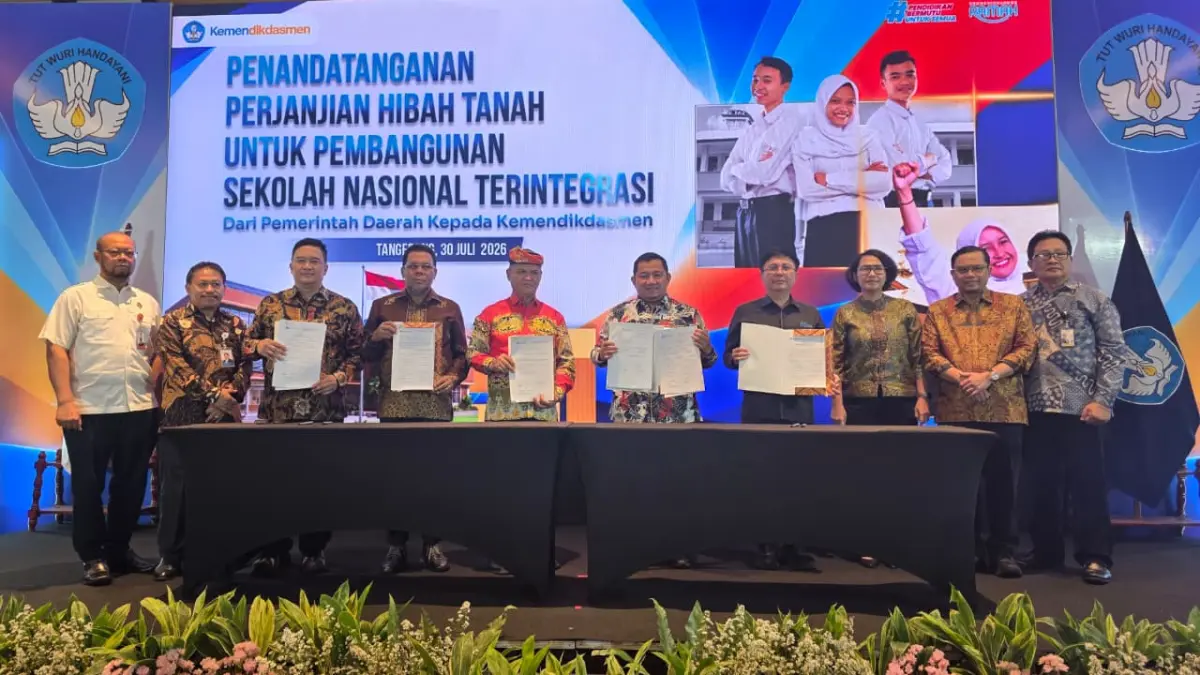 HIBAH TANAH: Mudyat Noor (lima kanan) bersama para pejabat pemerintah pusat dan daerah memegang map dokumen usai menandatangani Perjanjian Hibah Tanah untuk Pembangunan Sekolah Nasional Terintegrasi dari Pemerintah Daerah Kepada Kemendikdasmen di Tangerang, Kamis (30/7/2026).