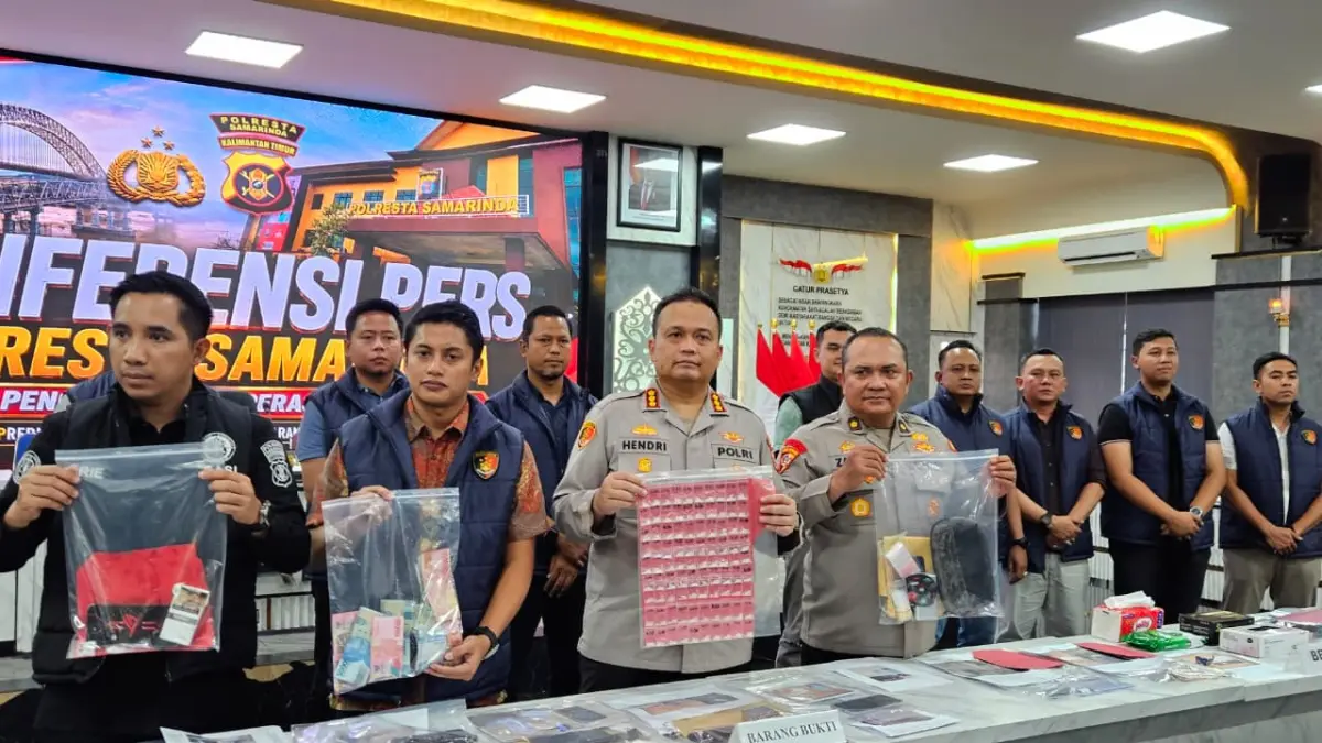BARANG BUKTI: Kapolresta Samarinda Kombes Pol Hendri Umar (tengah) bersama jajaran menunjukkan barang bukti hasil Operasi Antik Mahakam 2026 di Mapolresta Samarinda, Jumat (31/7).
