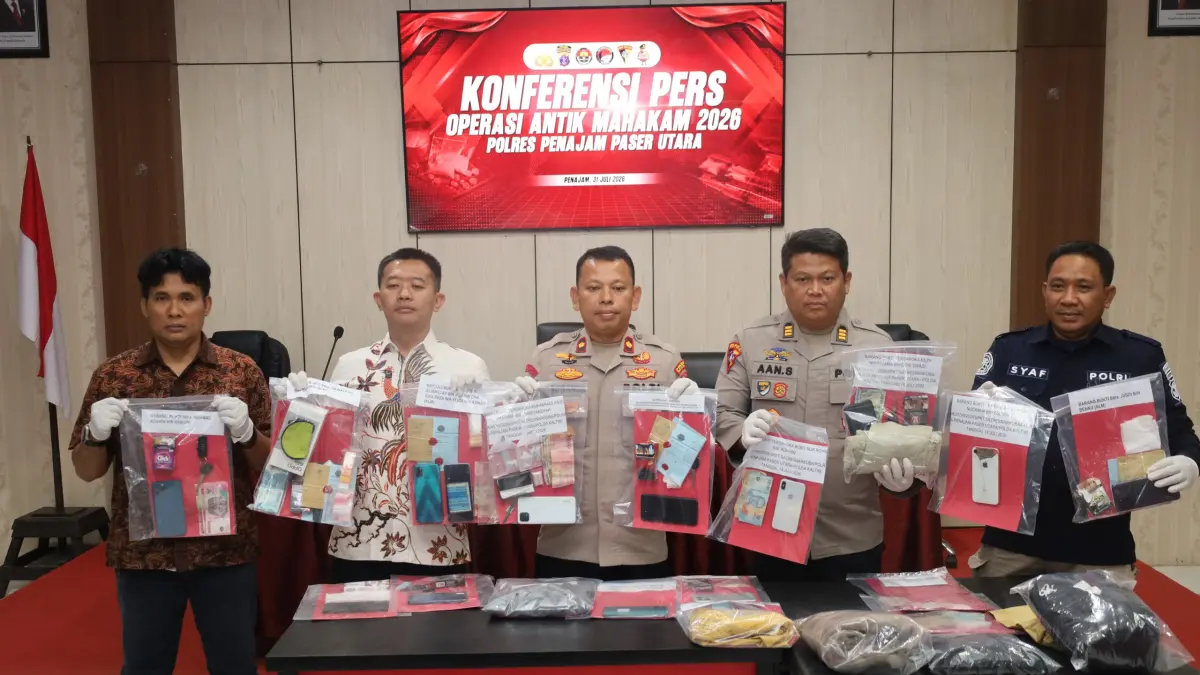 BARANG BUKTI NARKOBA: Wakapolres PPU, Kompol Roganda (tengah) menunjukkan barang bukti narkoba yang berhasil disita dari tangan tersangka.(Dok.Humas Polres PPU)