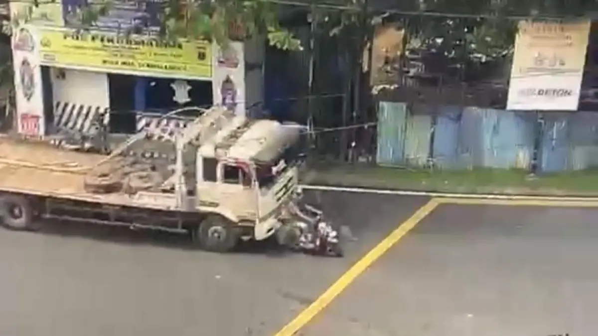 DETIK-DETIK KECELAKAAN: Tangkapan layar CCTV menunjukkan detik-detik kecelakaan melibatkan truk roda 10 dan sepeda motor hingga menewaskan Nabil Malik Aljabbar (8).