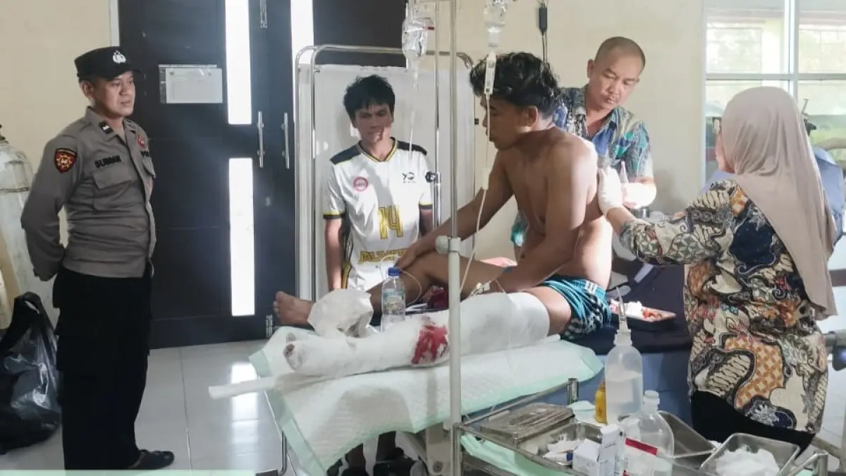 DIRAWAT: Musakkar (30) dirujuk ke RSUD dr Abdul Rivai Tanjung Redeb untuk mendapatkan perawatan lebih lanjut akibat diterkam buaya. (ARTA KUSUMA YUNANDA/BP)
