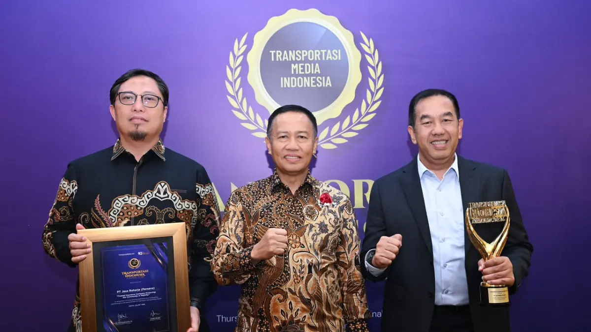 Direktur Utama Jasa Raharja, Muhammad Awaluddin (kanan), menerima penghargaan Trusted Insurance Company Protecting the Community in Mobility dalam ajang Transportasi Indonesia Awards 2026 di Hotel Bidakara, Jakarta, Kamis (30/7/2026).

&nbsp;

&nbsp;