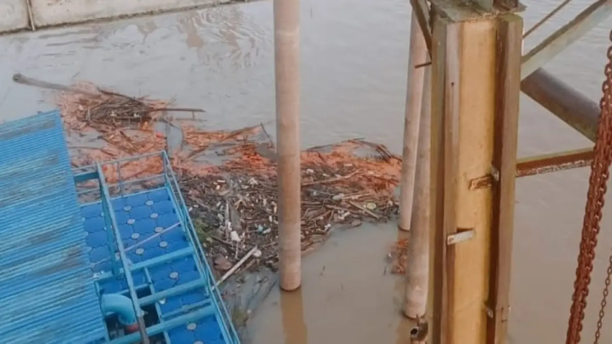 DUGAAN PENCEMARAN: Diduga limbah sawit berasal dari aktivitas pelabuhan bongkar muat kelapa sawit di kawasan Royoq, Kampung Sekolaq Oday mencemari Intake Perumdam Tirta Sendawar. 
