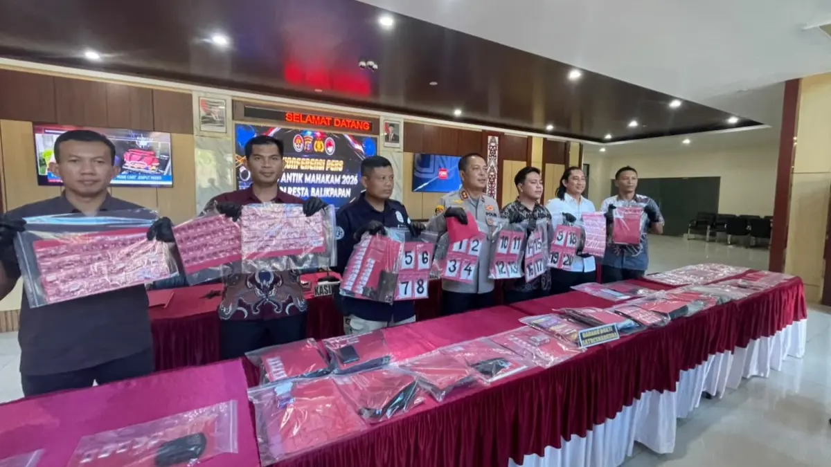 HASIL OPERASI: Jajaran Polresta Balikpapan memaparkan hasil Operasi Antik Mahakam 2026 dalam konferensi pers di Mapolresta Balikpapan, Jumat (31/7). (TAUFIK/KP)
