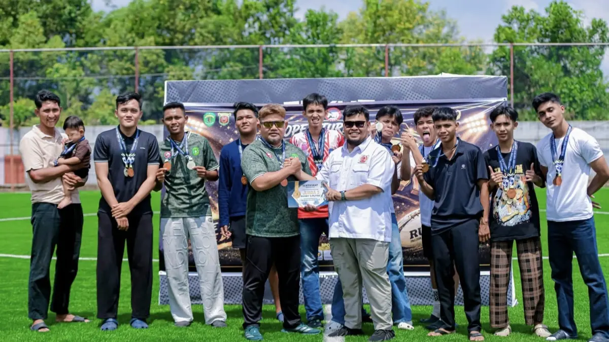 MENANTI KEBIJAKAN: Raden Wiendy (kiri depan) berharap rugby tetap bisa dimainkan di Porprov.&nbsp;