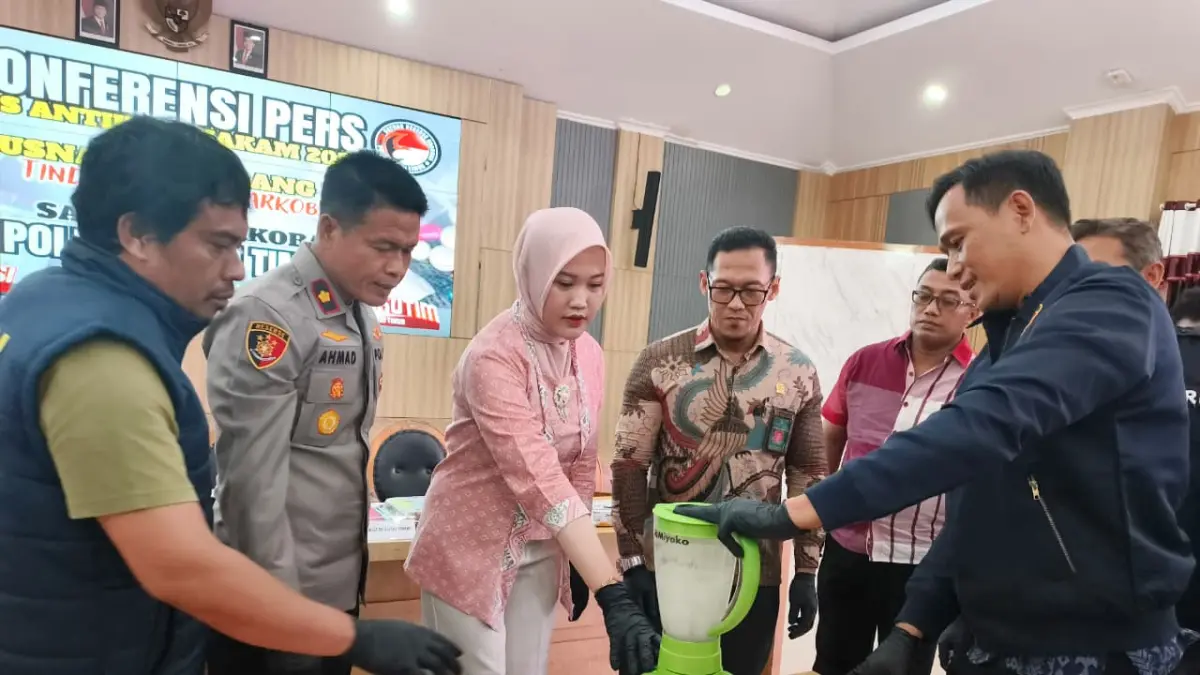MUSNAH: Pemusnahan barang bukti 885,99 gram sabu hasil pengungkapan kasus narkotika selama tiga bulan terakhir di Mapolres Kutai Timur, Jumat (31/7). Barang bukti tersebut berasal dari 15 perkara yang masih dalam proses penyidikan. JUFRIADI/KP