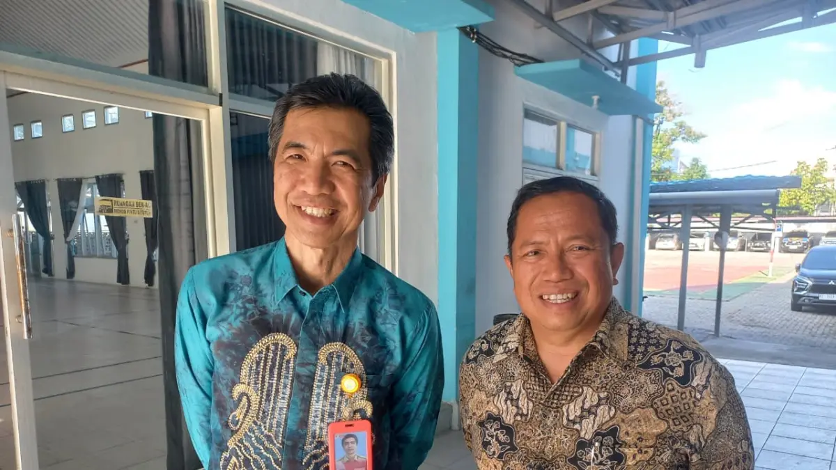 SAMBUT INSTRUKSI PRESIDEN: Kepala Dinas Perhubungan Kaltim Yusliando (kiri). Pemprov Kaltim menyambut optimistis arahan Presiden Prabowo Subianto untuk mulai menyiapkan pembangunan Kereta Api Trans Kalimantan, di mana Kaltim diyakini menjadi salah satu prioritas utama guna mendukung konektivitas logistik dan transportasi menuju kawasan IKN. (FOTO: EKO PRALISTIO/KP)