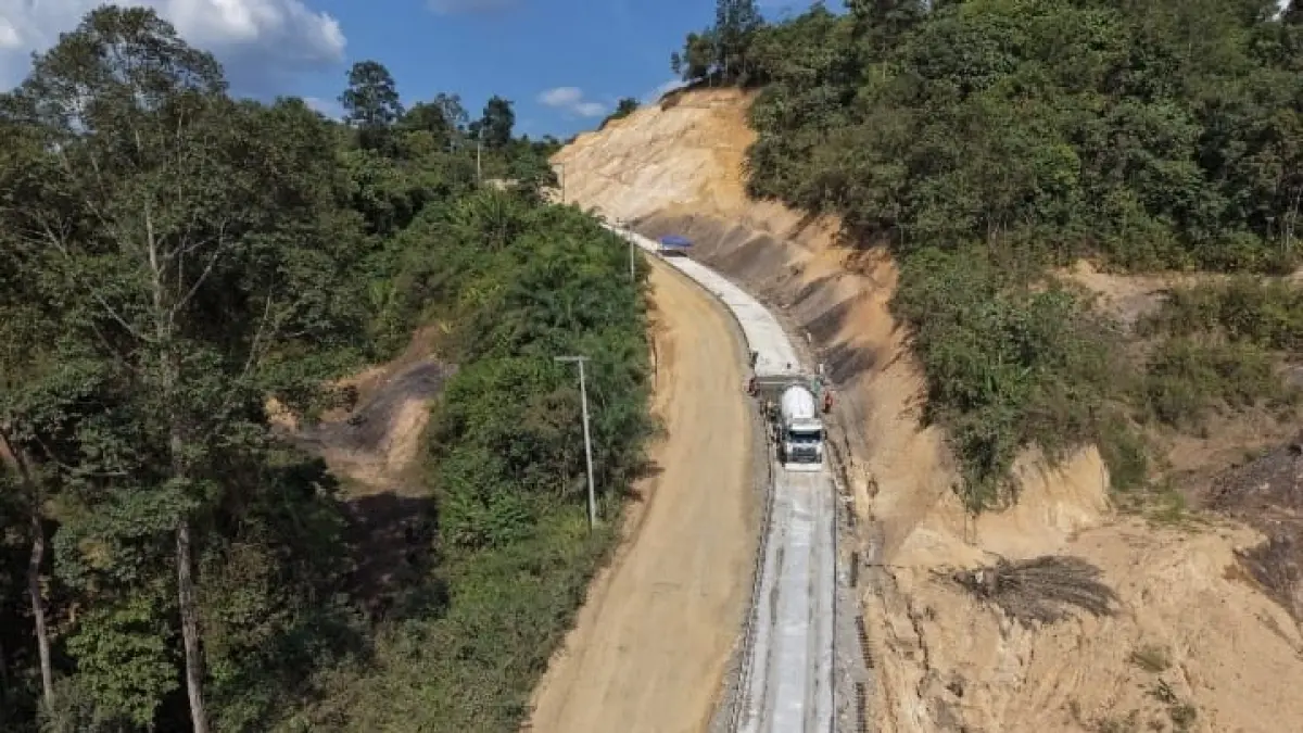 Pengecoran rigid pavement FS45 dilakukan di tanjakan Gunung Odang untuk meningkatkan keselamatan dan kemantapan ruas Sp Blusuh–Batas Kalteng